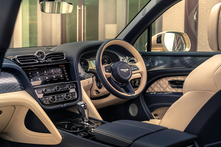 Bentley hứa hẹn cụm pin có tuổi thọ làm việc lên đến 160.000 km hoặc 8 năm mới cần thay thế. Nhà sản xuất công bố mức tiêu thụ nhiên liệu trung bình đạt 3,3 lít/100 km khi đo theo chuẩn NEDC.
