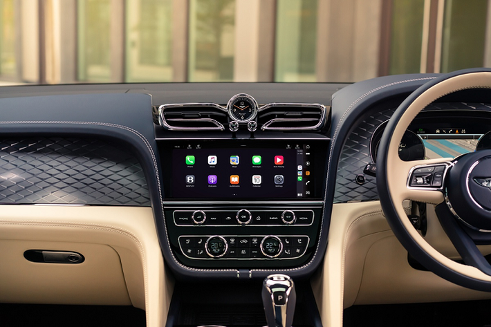Thiết kế tổng thể của Bentayga Hybrid không có khác biệt đáng kể so với những model Bentley Bentayga khác. Các chi tiết đặc trưng ở đầu xe có thể kể đến lưới tản nhiệt chữ nhật với đồ họa tổ ong, hệ thống đèn chiếu sáng tròn thiết kế như tinh thể pha lê, cản trước vuông vức... Ở phía sau, Bentley Bentayga Hybrid chia sẻ thiết kế với phiên bản V8 và Speed khi phần đuôi có cụm đèn hậu LED hình elip, cụm 4 ống xả hay cánh lướt gió