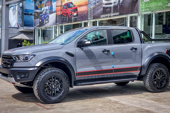Tại Campuchia, giá xe Ford Ranger Raptor X 2022 có mức bán phân phối chính hãng không hề rẻ, lên đến 71.000 USD (khoảng 1,6 tỷ đồng). Giá bán cho phiên bản Raptor X 2022 tại Campuchia cao hơn 400 triệu đồng so với giá niêm yết 1,202 tỷ đồng cho phiên bản Ranger Raptor tại Việt Nam. Tương tự như thị trường Việt Nam, Ford Ranger Raptor tại Campuchia được nhập khẩu trực tiếp từ Thái Lan.