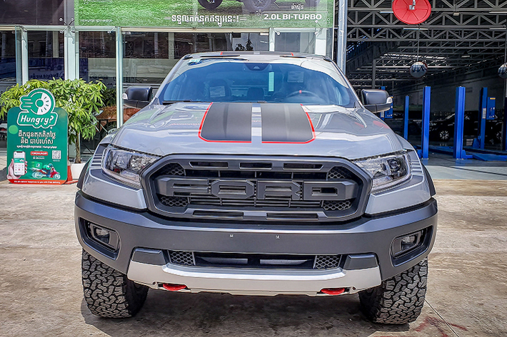 Tại Việt Nam, dòng bán tải Ford Ranger Raptor khá được ưa chuộng, đây là sự lựa chọn của đa số khách hàng mua bán tải đề cao tiêu chí vận hành và trang bị hấp dẫn, đặc biệt là những món “đồ chơi” như phuộc Fox. Xét trong phân khúc bán tải cỡ trung hiện năng, Ford Ranger Raptor là lựa chọn chơi bán tải hiệu năng cao hiếm hoi.