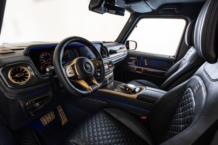 Ngoài ra, Mercedes-AMG G63 của Brabus cũng sở hữu các tiện nghi nội thất quen thuộc như hai màn hình 12,3 inch - một để hiển thị các thông số cần thiết khi lái và một được dành cho hệ thống thông tin giải trí, 4 ghế ngồi thể thao, cặp màn hình cỡ lớn cho hành khách phía sau...