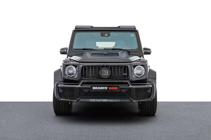 Một số yếu tố nổi bật có thể kể đến trên Mercedes-AMG G63 độ Brabus là ngoại thất ốp sợi carbon rộng rãi, màu sơn đen nhám thể thao kết hợp với những chi tiết màu vàng Gold nổi bật tạo nên bộ cánh Black & Gold Edition, các bánh xe kích thước 11x23 inch có thiết kế 25 chấu ở phía trước và 20 chấu ở phía sau, đi kèm lốp Yokohama 305/35.
