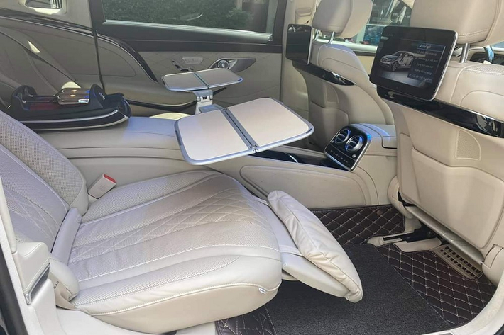 Không những thế, chiếc xe siêu sang Mercedes-Maybach S450 4Matic rao bán với giá gần 5,9 tỷ đồng này còn sở hữu màu sơn ngoại thất rất đẹp mắt đó là bộ áo xanh lục bảo cho ra màu xanh lá đậm rất ấn tượng khi đi ngoài nắng nhưng trong bóng râm nhìn lướt qua lại cho ra màu đen.