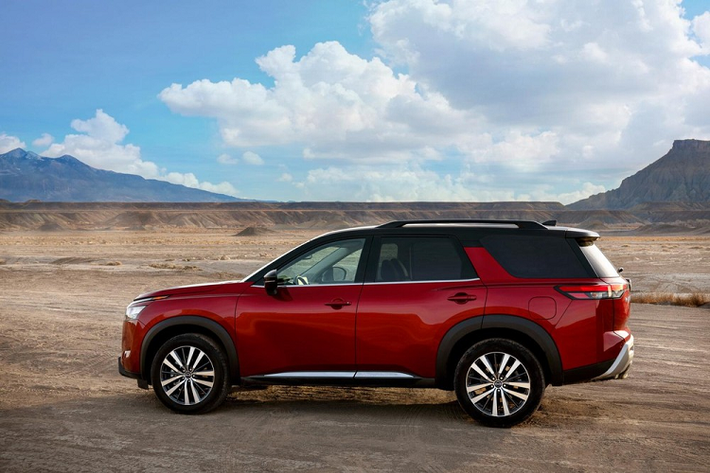 Mở đầu năm mới 2021, hãng Nissan quyết định vén màn thế hệ thứ 5 của dòng SUV cỡ trung Pathfinder tại thị trường Mỹ. Bước sang thế hệ mới, mẫu xe SUV Nissan Pathfinder 2022 được phát triển dựa trên phiên bản cải tiến của cơ sở gầm bệ cũ với chiều dài 5.004 mm, rộng 1.979 mm, cao 1.778 mm và chiều dài cơ sở 2.901 mm. So với thế hệ cũ, mẫu xe này ngắn hơn 38 mm, rộng hơn 13 mm và thấp hơn 13 mm.
