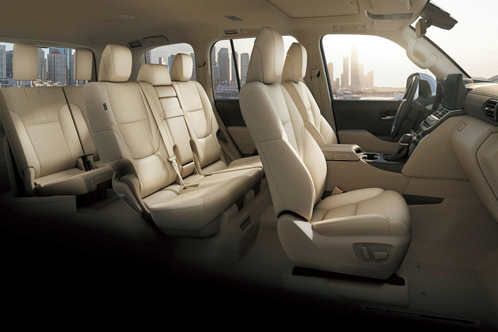 Ngoài ra, Land Cruiser 2022 còn hỗ trợ lái vượt địa hình với màn hình hiển thị đa địa hình (Multi-Terrain Monitor) và hệ thống lựa chọn đa địa hình (Multi Terrain Select); Màn hình hiển thị đa địa hình (Multi-Terrain Monitor): Hiển thị ngay lập tức các chướng ngại vật cho người lái xe thông qua camera dưới gầm xe; Hệ thống lựa chọn đa địa hình (Multi Terrain Select): Tự động đánh giá bề mặt đường và chọn chế độ lái tốt nhất.