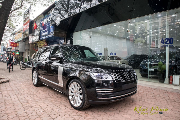 Cụ thể, một showroom tại Sài Gòn vừa tung ảnh một chiếc Range Rover D350 Autobiography LWB 2021 mới nhất tại Việt Nam. Xe có màu sơn ngoại thất đen và nhiều chi tiết trang trí màu bạc bắt mắt. Nổi bật ở phần đầu xe là bộ đèn LED ma trận, đi kèm với đèn hậu báo phanh cũng là dạng LED.