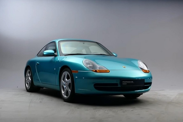 Thế hệ 996 của mẫu Porsche 911 nổi tiếng có lẽ ít được người hâm mộ cũng như khách hàng yêu thích nhất. Nguyên nhân có thể là vì cụm đèn pha xấu xí, độ tin cậy hoặc thực tế là nó không được làm mát bằng không khí như những người tiền nhiệm. Dù lý do là gì, nó là đứa con ít được yêu mến nhất trong đại gia đình 911. Nhưng chiếc 996 ở đây lại khác biệt so với số còn lại.