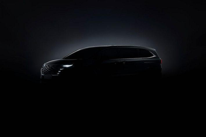 Hyundai Custo 2022 mới là mẫu MPV cỡ trung đã lần đầu tiên lộ diện trên đường thử vào hồi tháng 4 năm ngoái. Sau hơn 1 năm, hãng Hyundai mới tung ra những hình ảnh "úp mở" chính thức đầu tiên của Custo.