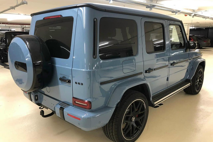 Cả 2 chiếc xe Mercedes-AMG G63 màu xanh China Blue vẫn sử dụng khối động cơ xăng V8, tăng áp kép, dung tích 4.0 lít, tạo ra công suất tối đa 585 mã lực tại tua máy 6.000 vòng/phút và mô-men xoắn cực đại 850 Nm tại dải tua máy 2.500 - 3.500 vòng/phút. Sức mạnh được truyền tới cả 4 bánh thông qua hộp số tự động AMG Speedshift Plus 9 cấp giúp xe có thể tăng tốc từ vị trí xuất phát lên 100 km/h trong thời gian 4,5 giây trước khi đạt vận tốc tối đa 220 km/h.