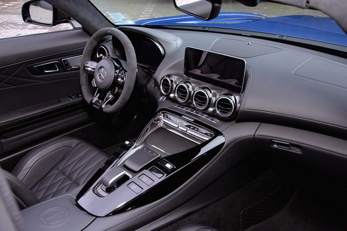 Nhiều người sẽ cảm thấy một chiếc AMG GT R Roadster 880 mã lực là hơi quá sức, vì vậy, Posaidon đã cung cấp cả gói 830 mã lực và 950 Nm cho mẫu xe thể thao, hoặc gói công suất 780 mã lực và mô-men xoắn cực đại 850 Nm.