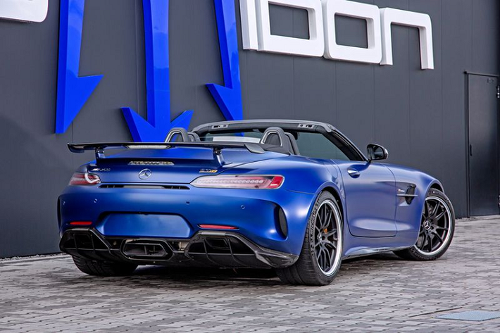 Kết quả này đến từ việc GT R Roadster được bổ sung thêm 2 bộ tăng áp ổ bi mới, piston hiệu suất cao, bộ lọc khí thể thao, bơm nhiên liệu cải tiến, bugi hiệu suất cao, hệ thống xả mới với bộ chuyển đổi xúc tác thể thao, cũng như các tinh chỉnh đối với ECU.