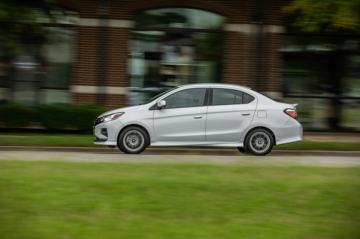 Cả 2 biến thể của Mirage đều có bản ES tiêu chuẩn và SE cao cấp. Giá xe Mitsubishi Mirage 2021 cho bản hatchback ES và sedan ES có mức bán ra lần lượt là 14.295 USD và 15.295 USD. Phiên bản hatchback SE có giá 17.445 USD, bản sedan SE có giá 18.195 USD.