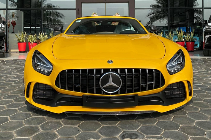 Dòng siêu xe Mercedes-AMG GT R đã có hai chiếc được mang về Việt Nam theo đơn đặt hàng của một doanh nhân ở Hoà Bình và một chiếc được nhập khẩu chính hãng sau đó được Nguyễn Quốc Cường (Cường Đô la) mua về làm bộ sưu tập xe cho riêng mình. Chiếc xe Mercedes-AMG GT R ở Hoà Bình thuộc phiên bản nâng cấp là Mercedes-AMG GT R Pro còn xe của Cường Đô la thuộc bản tiêu chuẩn.