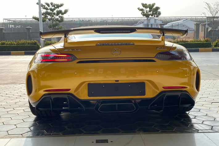 Thông tin ban đầu cho biết, chiếc siêu xe mui trần Mercedes-AMG GT R Roadster mới về Campuchia được nhập khẩu theo diện không chính hãng, xe sở hữu ngoại thất sơn màu vàng óng ả cùng nhiều chi tiết được sơn đen hoặc bằng carbon. Hiện chưa rõ mức giá xe Mercedes-AMG GT R Roadster đầu tiên về Campuchia. Chỉ biết rằng, tại thị thị trường nước ngoài khi mới ra mắt là 189.750 đô la (tương đương 4,4 tỷ đồng).