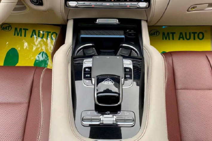 Giá xe Mercedes-Maybach GLS 600 4Matic tại Việt Nam giao động trong khoảng từ 16 – 18 tỷ đồng tùy vào trang bị và đơn vị nhập khẩu. Nhìn chung, giá bán của Mercedes-Maybach GLS 600 4Matic cao hơn so với Range Rover SVAutobiography LWB 3.0L 2020 có giá khoảng 14 tỷ đồng, nhưng nó dễ tiếp cận hơn so với lựa chọn chơi SUV siêu sang khác như Bentley Bentayga hay Rolls-Royce Cullinan.