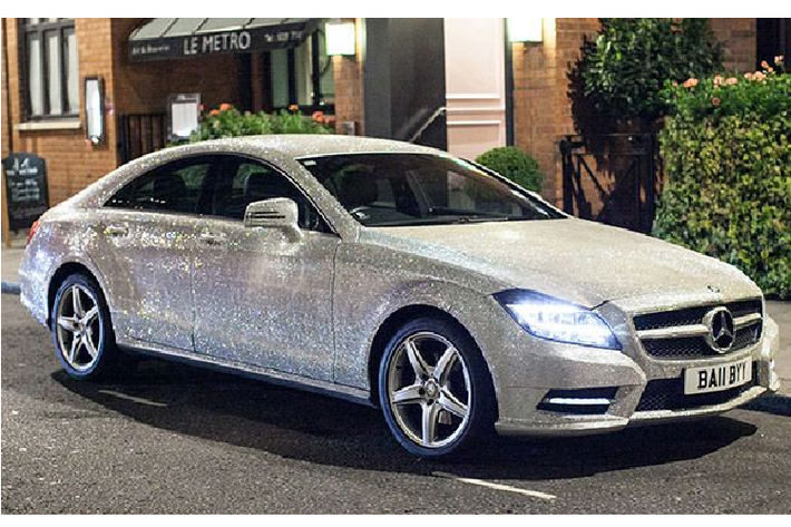 Theo báo giới phương tây, quá trình làm ra "bộ cánh" pha lê cho chiếc Mercedes CLS 350 của siêu mẫu Daria Radionova đã tốn tới 2 tháng ròng rã với tần suất làm việc 12 tiếng/ngày. Chỉ nhiêu đó thôi cũng đủ cho thấy độ giàu có và sự chịu chơi của nữ tay chơi xứ Bạch Dương.