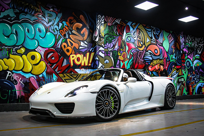 Được mang về Việt Nam hồi cuối tháng 3, Porsche 918 Spyder mới là hypercar thứ tư tại dải đất hình chữ S, sau Bugatti Veyron, Pagani Huayra và McLaren Senna.