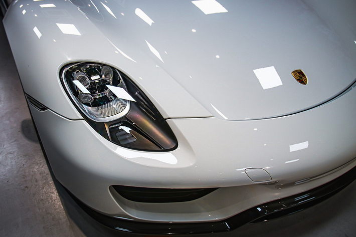 Porsche 918 Spyder được sản xuất với số lượng 918 chiếc, đúng theo tên gọi. Siêu xe này được mua từ một đại lý ở Dubai với giá niêm yết là hơn 1,3 triệu USD, tăng giá so với mức đề xuất 950.000 USD ở thời điểm ra mắt. Nếu đóng đầy đủ thuế phí tại Việt Nam, giá xe Porsche 918 Spyder không dưới 60 tỷ đồng. Được ra mắt vào năm 2013, đây là mẫu siêu xe hybrid đầu tiên của hãng xe Đức. Ở thời điểm ra mắt, đối thủ của 918 Spyder là 2 hypercar đình đám McLaren P1 và Ferrari LaFerrari.