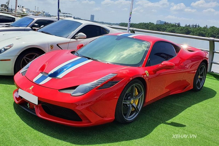 Đây là chiếc siêu xe Ferrari 458 Speciale đầu tiên về nước cách đây 5 năm, những năm trước giới mê xe rất ít có cơ hội để chiêm ngưỡng siêu phẩm này trên đường phố.