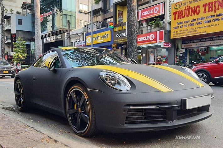 Tất cả các phiên bản Porsche 911 Carrera Coupe mới đều được trang bị động cơ tăng áp kép 3.0L 6 xi-lanh nhưng cho ra các mức công suất khác nhau, trong đó, bản tiêu chuẩn và Carrera 4 cho sức mạnh tối đa 385 mã lực cùng 450Nm mô-men xoắn, còn Carrera S và Carrera 4S mạnh tới 450 mã lực và 530Nm. Tất cả đều dùng hộp số tự động 8 cấp ly hợp kép.