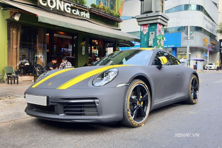 Mức giá xe Porsche 911 Carrera thế hệ mới (coupe) hiện đang được bán chính hãng tại Việt Nam với 3 phiên bản: Carrera, Carrera 4, Carrera S và Carrera 4S với mức niêm yết lần tượt là 6,92 - 7,4 - 7,85 - 8,32 tỷ đồng.