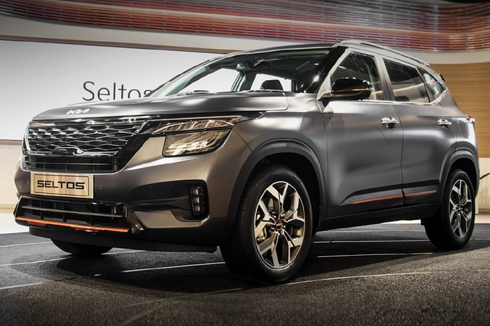 Là phiên bản cao cấp nhất của dòng Kia Seltos tại thị trường Ấn Độ hiện nay, Kia Seltos X Line 2021 mới có một số điểm nhấn riêng biệt trong thiết kế ngoại thất như cản trước, cản sau cải tiến và tấm ốp bảo vệ gầm mới. Ngoài ra, xe còn có những chi tiết ngoại thất màu đen bóng mới như viền lưới tản nhiệt, viền hốc gió trung tâm, viền cửa sổ, nẹp xung quanh thân xe và nẹp giữa đèn hậu.