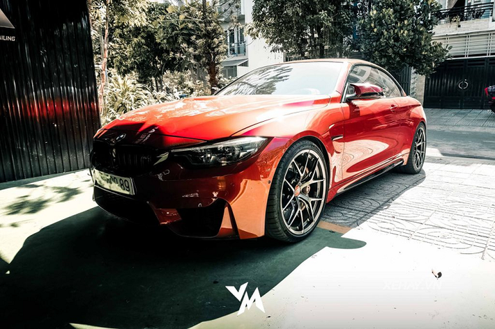 Về nguồn gốc, chiếc BMW M4 Convertible hàng hiếm trong bài viết thuộc phiên bản năm 2015 và ra mắt lần đầu tiên tại triển lãm New York Auto Show 2014. Ngay từ thời điểm đó, mẫu xe này đã thu hút đông đảo từ sự chú ý của giới mê xe toàn cầu bởi sức mạnh khủng khiếp kết hợp cùng vẻ ngoài thể thao và bắt mắt.