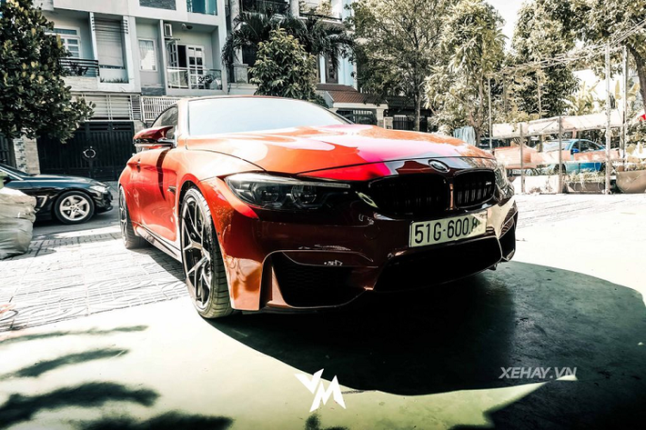 Trong lần trở lại mới đây, chiếc xe hiệu năng cao BMW M4 Convertible này đã được chủ nhân độ lại một vài chi tiết như bộ mâm hợp kim 5 chấu kép tới từ thương hiệu BBS kèm theo hệ thống phanh hiệu năng cao. Ngoài ra, bộ ống xả nguyên bản cũng được thay thế bằng loại ống xả của FI cho ra những âm thanh phân khích và uy lực hơn.
