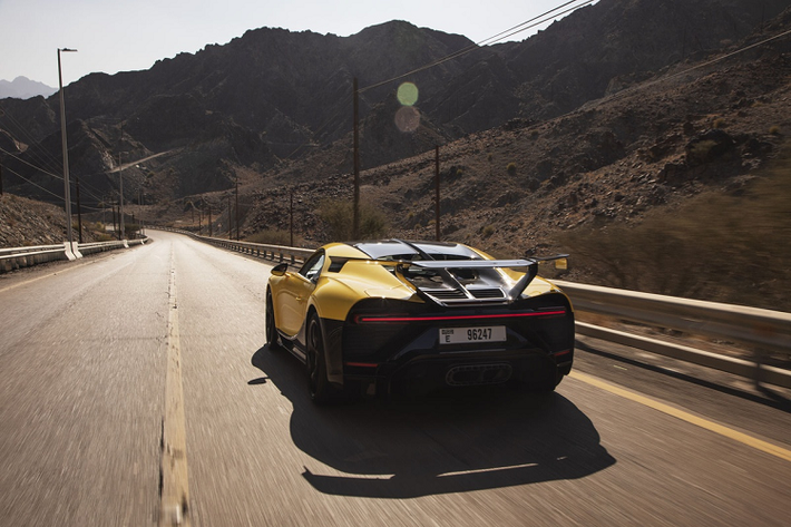Cầm lái siêu xe Bugatti Chiron Pur Sport là Andy Wallace - anh từng là tay đua chuyên nghiệp khi tham gia các giải đua danh tiếng như Le Mans, 24 Hours of Daytona và 12 Hours of Sebring. Wallace cũng là người đầu tiên chạm mốc 482 km/h với một chiếc hypercar.