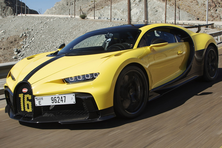 Bugatti Chiron Pur Sport mới đây đã sang Dubai để chạy thử nghiệm. Chiếc hypercar được thử nghiệm ở ngoại ô Dubai, trên đoạn đường nối giữa Dubai và Hatta. Chiếc Chiron Pur Sport màu vàng Jaune Molsheim phối với carbon được cầm lái bởi Andy Wallace.