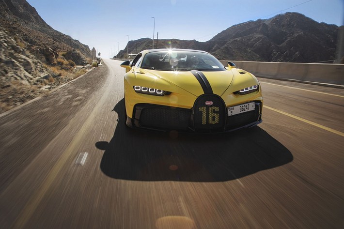 Chiếc Chiron Pur Sport này đã được tùy chỉnh đôi chút. Pur Sport không phải là phiên bản nhanh nhất của Chiron. Mẫu xe này được chú trọng yếu tố khí động học trong trường đua hơn là vận tốc tối đa.