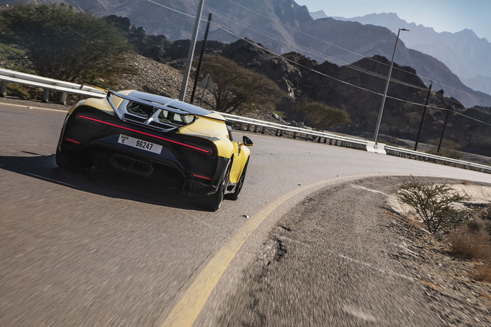 Do đó, Bugatti đã lựa chọn nơi chạy thử cho Chiron Pur Sport là đoạn đường đèo nhiều cua ở vùng núi Hajar, cách Dubai 100 km về phía đông nam.