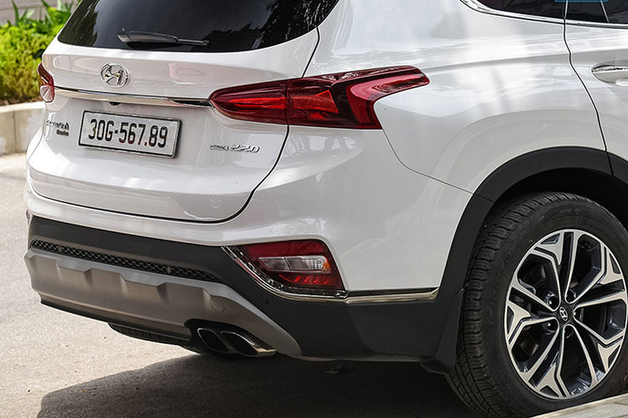 Hyundai SantaFe 2020 tại Việt Nam sở hữu thông số dài x rộng x cao lần lượt là 4.770 x 1,890 x 1.680 (mm), trục cơ sở đạt 2.765mm. Phiên bản máy dầu cao cấp được trang bị khối động cơ eVGT, dung tích 2.2L cho công suất 200 mã lực và mô-men xoắn cực đại 441Nm, kết hợp cùng hộp số tự động 8 cấp. Chiếc Hyundai SantaFe trong bài thuộc phiên bản máy dầu cao cấp có giá niêm yết 1,245 tỷ đồng.