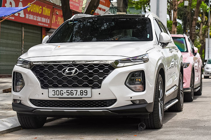 Mới đây, hội Hyundai SantaFe biển đẹp lại đón thêm một thành viên mới trên chợ xe cũ. Khác với những trường hợp vừa nhận được biển đẹp đã rao bán ngay, chiếc Hyundai SantaFe trong bài viết sở hữu biển “sảnh tiến” 56789 đăng ký tại thủ đô Hà Nội.