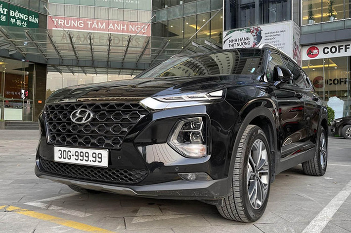 Đơn cử như một chiếc xe SUV Hyundai SantaFe mang biển ngũ quý 9 màu đen trong ảnh, nó được đăng ký tại Hà Nội và cũng từng được chào với giá lên đến 4 tỷ đồng.