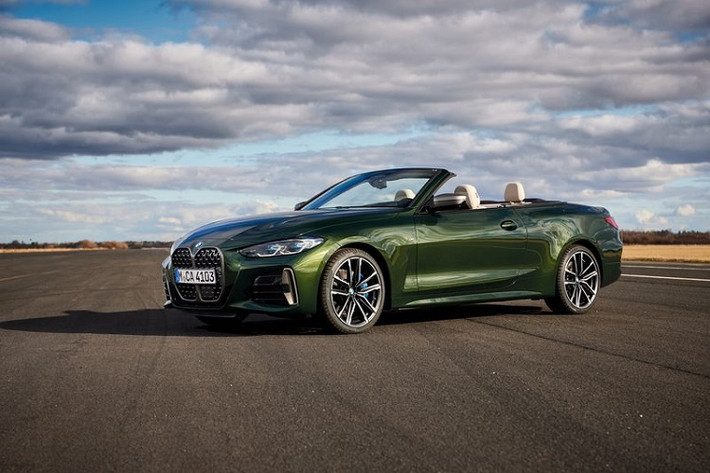 Đặt lưới tản nhiệt khổng lồ cỡ lớn sang một bên, BMW 4-Series Convertible 2021 mới gây ấn tượng vì sở hữu mui vải mềm thay thế cho loại mui cứng của thế hệ trước.