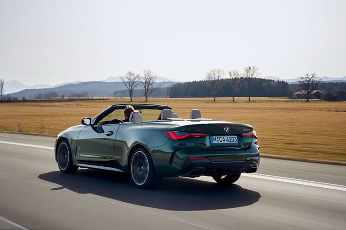 BMW 4-Series Convertible 2021 sẽ được cung cấp với một loạt động cơ tương tự trên 4-Series Coupe, bao gồm 430i và 430i xDrive dùng động cơ tăng áp 2.0L 4 xi-lanh sản sinh công suất 255 mã lực và mô-men xoắn cực đại 400Nm.