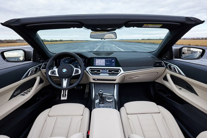 Tại thị trường Mỹ, giá xe BMW 4-Series Convertible 2021 có giá bán từ 53.100 USD đối với 430i, 55.100 USD cho 430i xDrive, 64.000 USD cho M440i và 66.000 USD cho bản M440i xDrive, tất cả đều chưa gồm phí vận chuyển 995 USD.