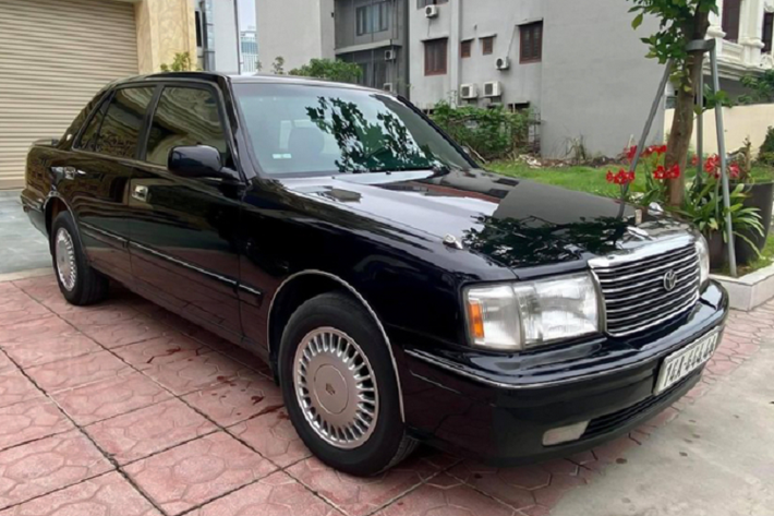 Hiện tại, dòng xe sedan Toyota Crown đã bước sang thế hệ thứ 15 với thiết kế hiện đại mang kích thước lớn hơn, sang hơn bao giờ hết. Tuy nhiên dòng xe này chỉ bán ở thị trường nội địa Nhật Bản.