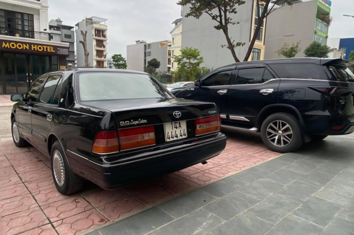 Bên trong nội thất của chiếc Toyota Crown gần 30 năm tuổi mang kiểu dáng giản dị, mộc mạc của những chiếc xe thâp niên 1990.