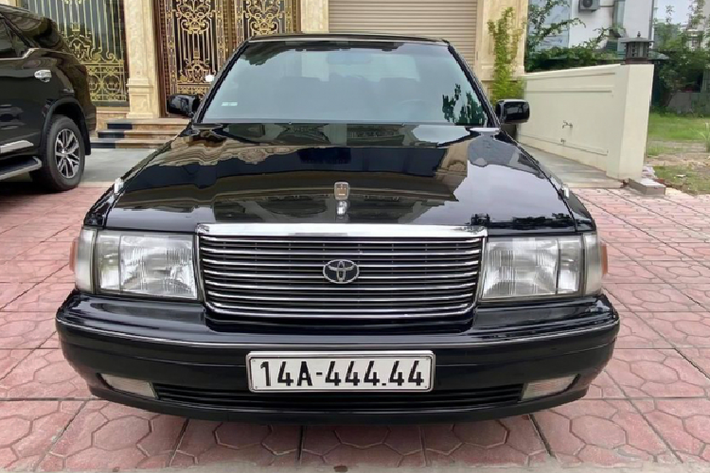 Chỉ định vị dưới dòng “Rolls-Royce Nhật Bản” Toyota Century, Toyota Crown hạng sang là dòng sedan full-size cỡ lớn nổi tiếng, đồng thời là một trong những mẫu xe lâu đời nhất của hãng Toyota khi đã ra đời từ năm 1955. Trong danh mục sản phẩm sedan của hãng xe Toyota, dòng sedan Crown được định vị cao hơn dòng Avalon và thấp hơn so với dòng Century