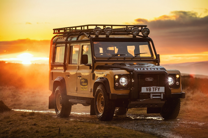 "Trái tim" của mẫu xe địa hình Land Rover Defender Work V8 Trophy được sản xuất dựa trên động cơ của dòng Work V8 Trophy 2012-2016. Đây là loại động cơ xăng 5.0L, hút khí tự nhiên, cho công suất 405 mã lực tại 6.000 vòng/phút và mô-men xoắn cực đại 515 Nm tại 5.000 vòng/phút. Sức mạnh được truyền đến 4 bánh thông qua hộp số tự động ZF 8 cấp.