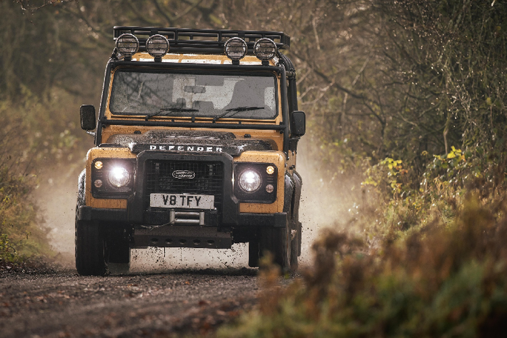 Những khách hàng mua xe có cơ hội được hướng dẫn lái xe off-road với chuyên gia khi tham gia cuộc đua được diễn ra tại Lâu đài Eastnor. Giá xe Land Rover Defender Work V8 Trophy khởi điểm là 269.760 USD (tương đương khoảng hơn 6,2 tỷ đồng).