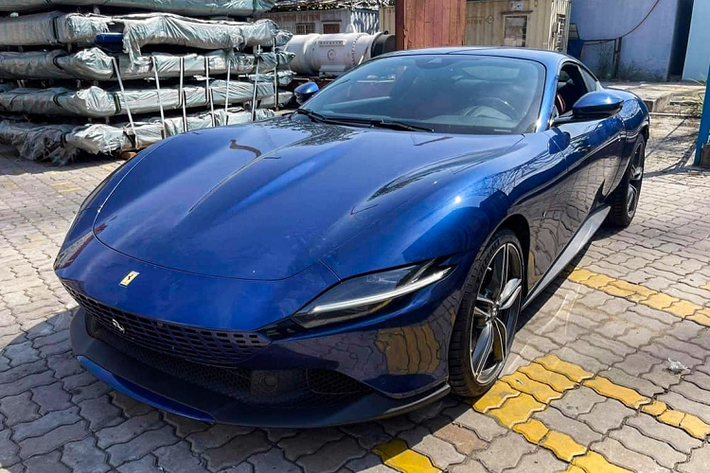 Chiều 10/1 vừa qua, hình ảnh chiếc siêu xe Ferrari Roma được đăng tải trên trang cá nhân của một người chuyên kinh doanh siêu xe tại TP.HCM. Theo hình ảnh này, siêu ngựa được khui công tại một cảng ở Việt Nam. Khác với dự đoán trước đây về chiếc SF90 Stradale, Roma mới là siêu xe tiếp theo của Ferrari được mang về Việt Nam.