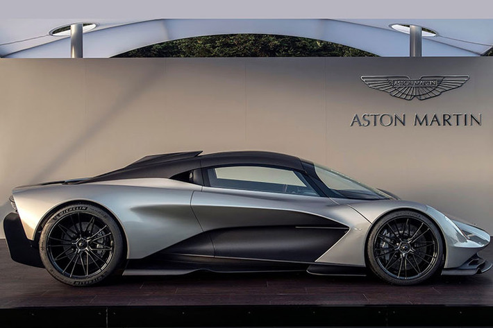 Sự thay đổi lớn nhất nằm ở hệ truyền động, siêu xe Aston Martin Valhalla bản sản xuất sẽ được trang bị động cơ tăng áp kép V8 4.0L của AMG (thay vì loại V6 3.0L như công bố trước đó.