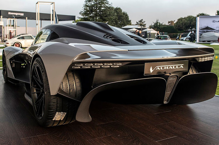 Aston Martin Valhalla khá nhẹ, hypercar có trọng lượng khô chỉ 1.550 kg. Khung và thân xe làm từ sợi carbon được Red Bull Racing thiết kế để tối ưu tính khí động học, cho phép Valhalla tạo ra lực ép xuống mặt đường lên tới 600 kg ở vận tốc 241 km/h.