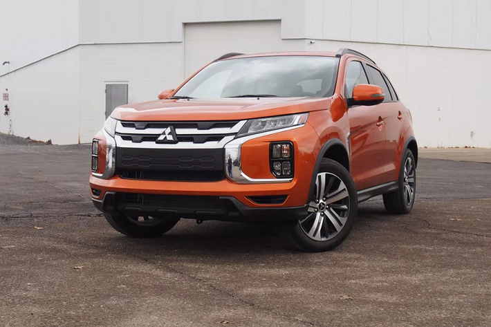 Những điểm mới đáng chú ý khác của Mitsubishi Outlander Sport 2021 tại thị trường Mỹ bao gồm hệ thống thông tin giải trí đi kèm màn hình 8 inch, hỗ trợ kết nối với điện thoại thông minh thông qua Apple CarPlay và Android Auto. Hệ thống thông tin giải trí này được trang bị tiêu chuẩn cho mọi bản của dòng Mitsubishi Outlander Sport 2021, trừ bản S và ES. Ở hai bản này, xe chỉ dùng màn hình thông tin giải trí 7 inch. Trong khi đó, cần gạt nước tự động, gương chiếu hậu chống chói trong xe và đèn sương mù LED sẽ dành cho các bản trang bị từ ES trở lên.
