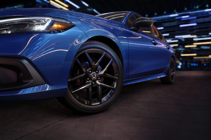 Honda Civic 2022 còn có lựa chọn màn hình cảm ứng màu HD 9 inch mới ở các phiên bản cao hơn, tương tự như Accord, Odyssey, Pilot và Passport. Ngoài ra, xe còn được trang bị sạc điện thoại không dây tương thích Qi. Hệ thống giải trí với dàn âm thanh cao cấp của Bose với 12 loa (Touring) sử dụng công nghệ “Dynamic Speed Compensation” tự động điều chỉnh âm lượng và giai điệu dựa trên tốc độ của xe và hơn nữa.