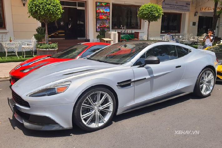 Chiếc Aston Martin Vanquish hàng hiếm trong bài viết này sở hữu ngoại thất màu xám xanh khá đặc biệt, rất giống với màu sơn của chiếc Aston Martin DB5 trong loạt phim "bom tấn" Điệp viên 007.