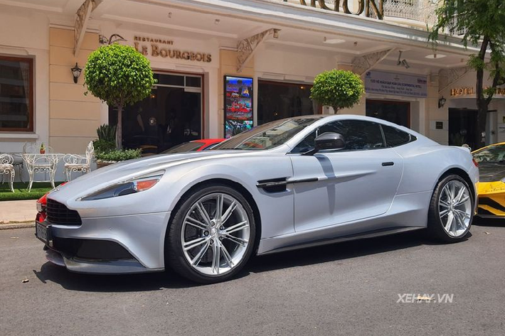 Di chuyển vào trong, nội thất của Aston Martin Vanquish này hiện được bọc da màu đen đi kèm những đường chỉ khâu tương phản màu trắng, khác hẳn với tông đỏ rực rỡ như nguyên bản.